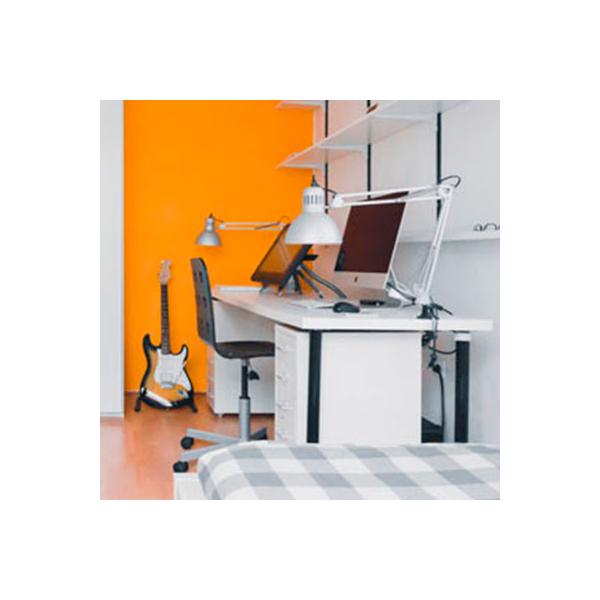 Mesa y silla para computadora