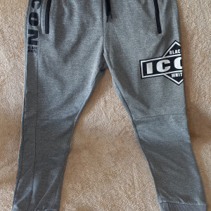 Pantalon Hombre Gris Icon Con Brillos Blancos