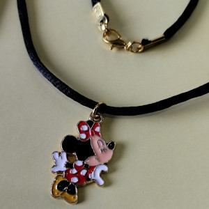 Collar con Dijes metálicos de 